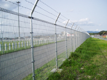 福岡空港　メッシュフェンスタイプ